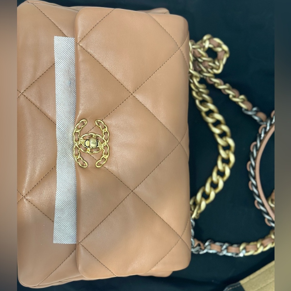 💯 Authentic 21K Chanel 19 large in Brown AKA caramel.